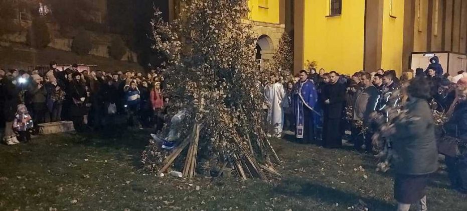 Pravoslavni Vjernici U Zenici Zapalili Badnjak I Najavili Dolazak