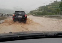 Saobraćaj se odvija otežano zbog izlijevanja vode na cestama, odrona i aktuelnih radova