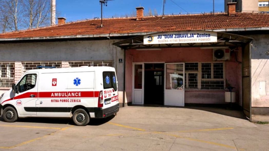  Nakon verbalnog konflikta, nasrnuo je na doktora i tri tehničara u čemu mu se pridružio i sin