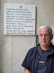Sead Rekić pored spomen- ploče