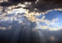 Sutra pretežno oblačno s kišom, od utorka sunčano uz malu do umjerenu oblačnost