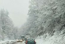Kolovoz mokar, snijeg na pojedinim dionicama usporava saobraćaj, oprez zbog magle i odrona