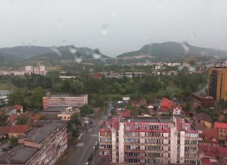 Oblačno sa kišom, na planinama slab snijeg